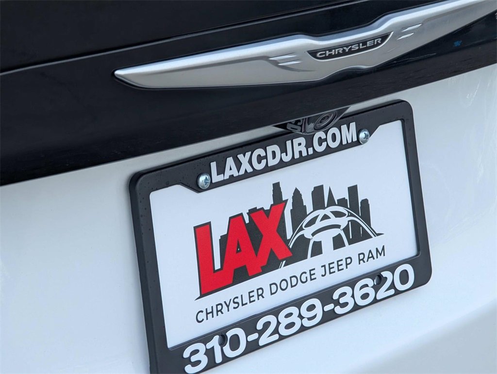 Used 2023 Chrysler Voyager LX image 5