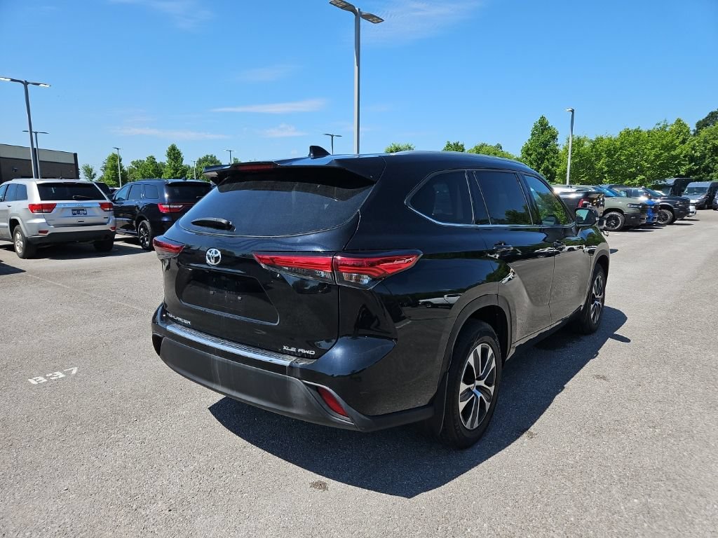Used 2022 Toyota Highlander XLE AWD/4WD image 7