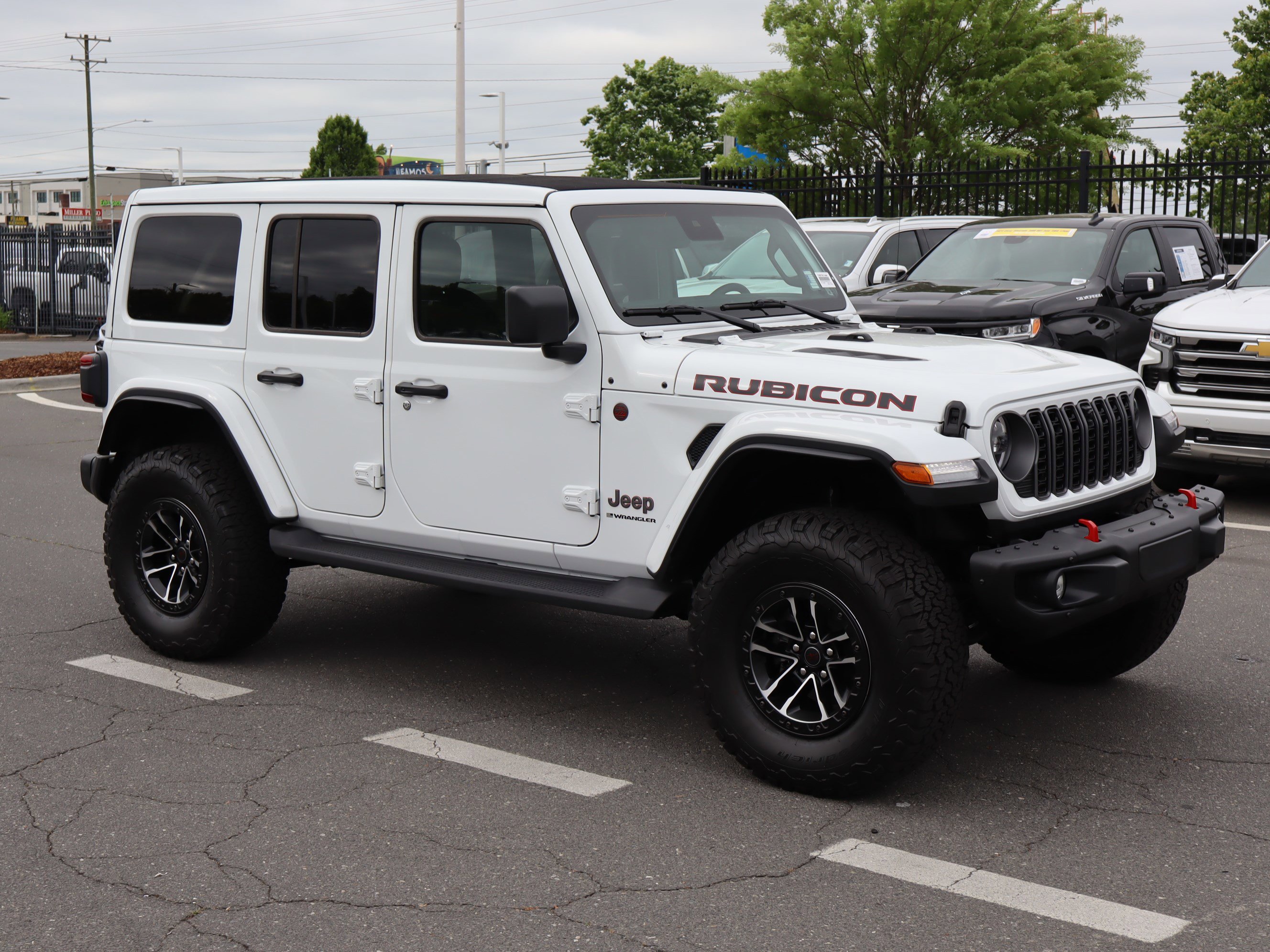 Used 2025 Jeep Wrangler Unlimited Rubicon AWD/4WD image 2