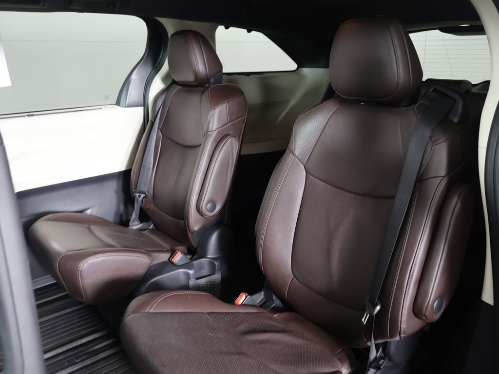 Used 2023 Toyota Sienna Platinum image 33