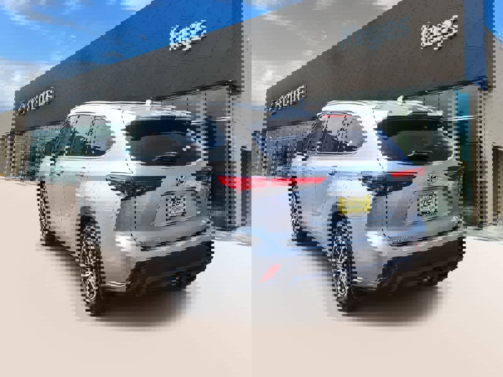 Used 2021 Toyota Highlander XLE image 7