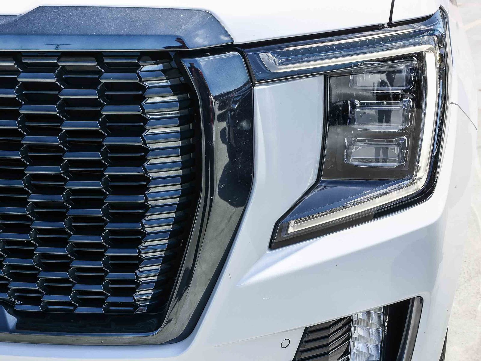 Used 2023 GMC Yukon XL Denali Ultimate AWD/4WD image 10