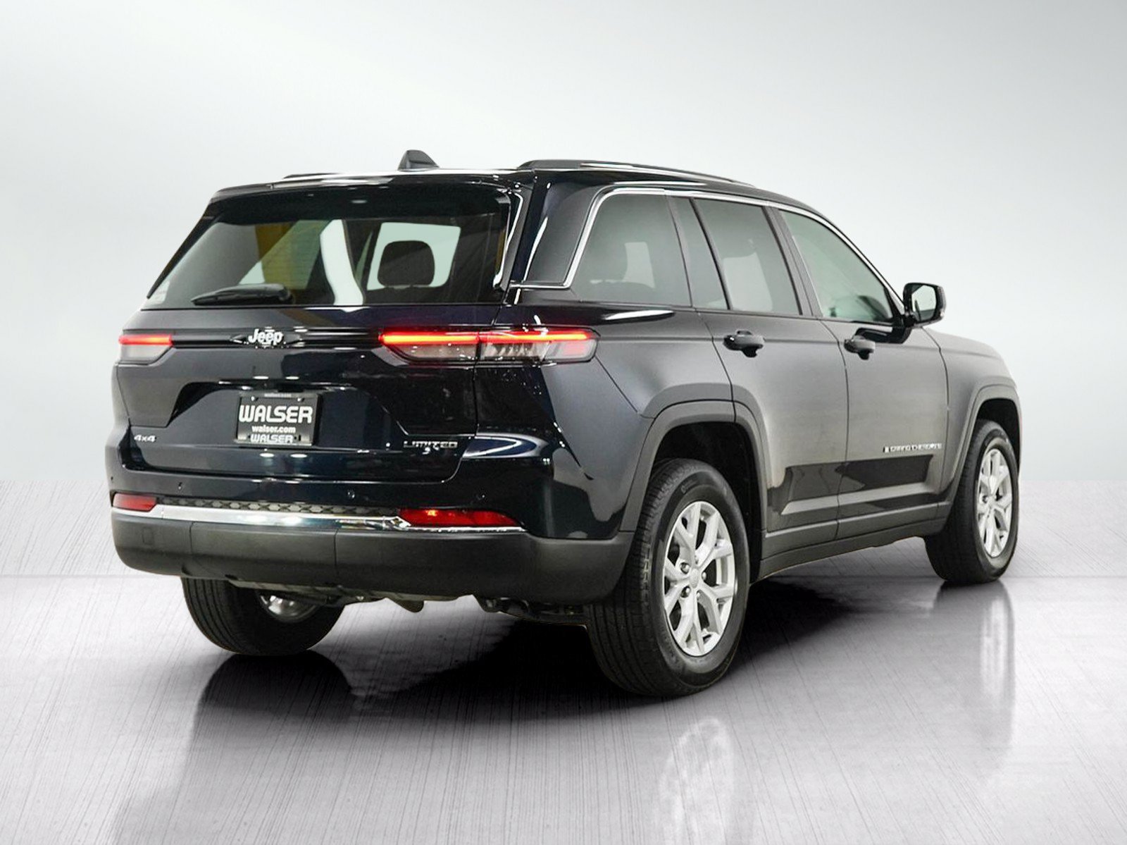 Used 2023 Jeep Grand Cherokee Limited w/ Trailer Tow Prep Group (B) AWD/4WD image 6