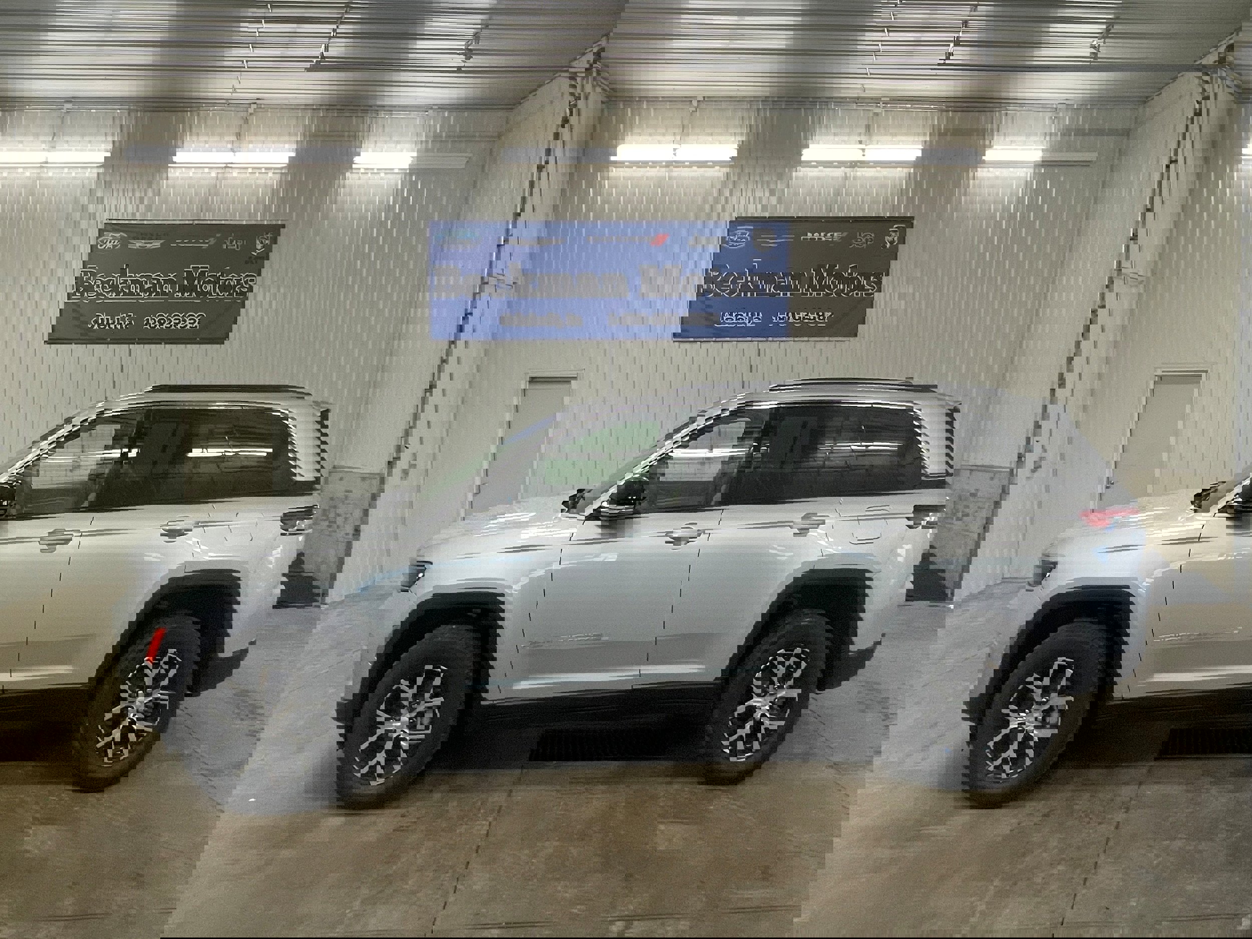 Used 2024 Jeep Grand Cherokee Limited image 2