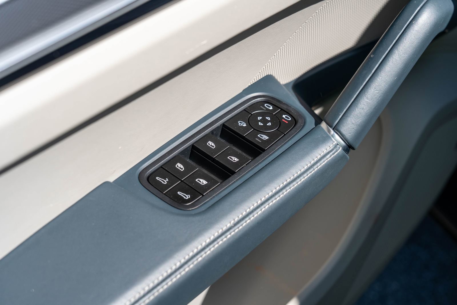 Certified 2023 Porsche Cayenne Platinum Edition image 21