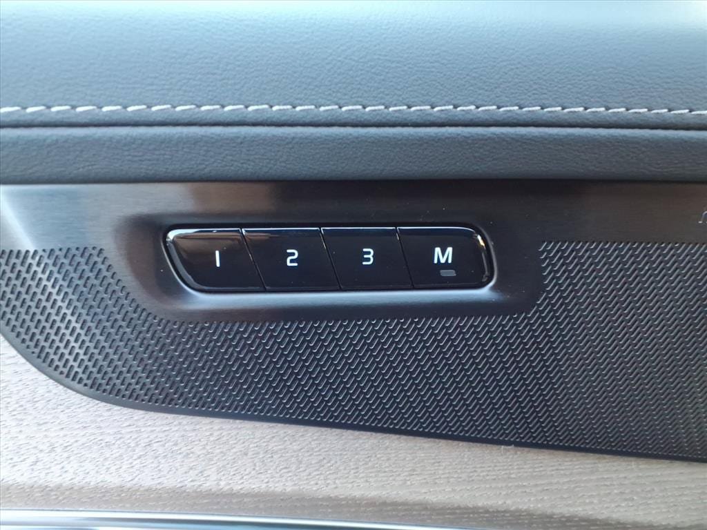 New 2026 Volvo XC90 B6 Plus w/ Protection Package Premier AWD/4WD image 13