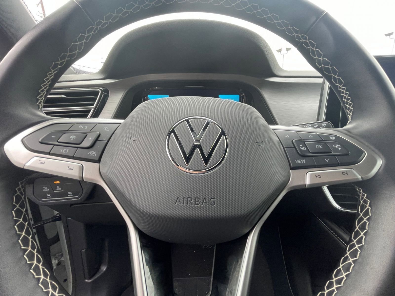 Used 2025 Volkswagen Atlas Cross Sport SE image 28