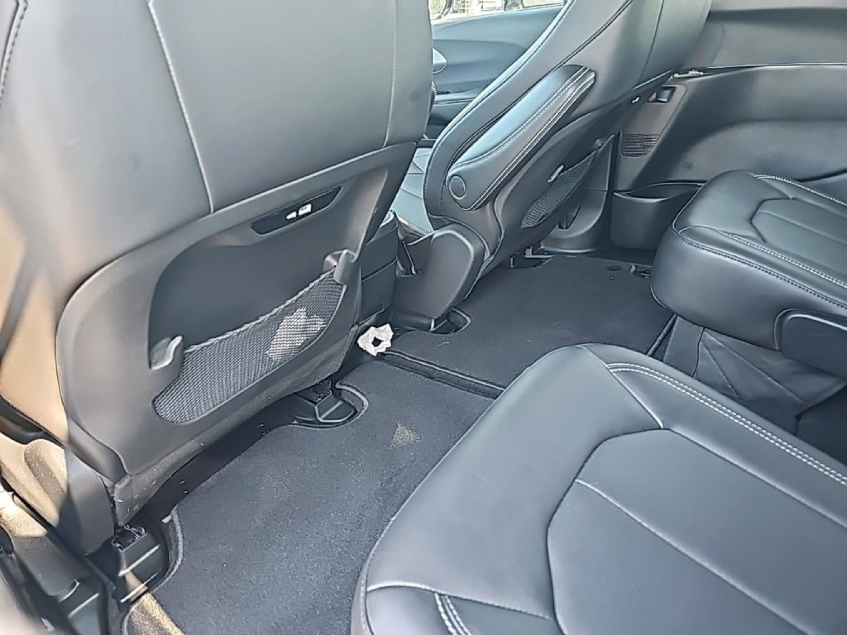 Used 2026 Chrysler Pacifica Select image 28