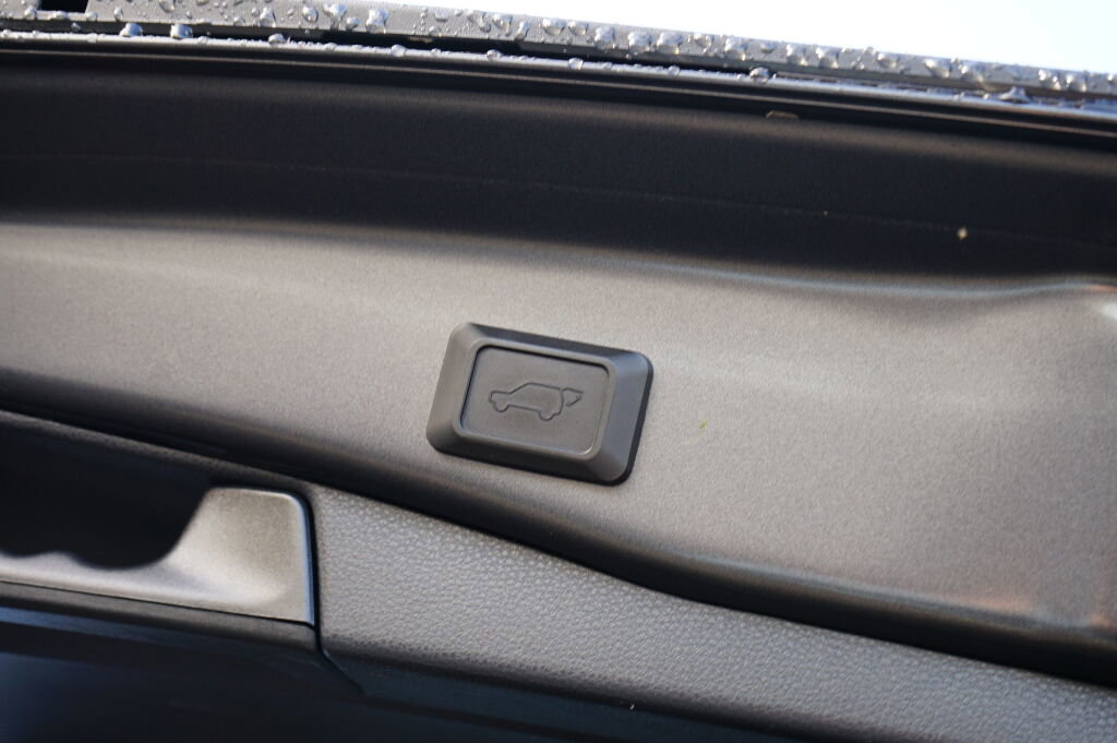 Used 2021 Toyota RAV4 XLE Premium image 23