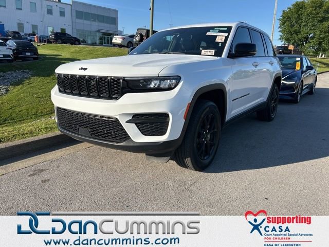 Used 2025 Jeep Grand Cherokee Altitude AWD/4WD image 1