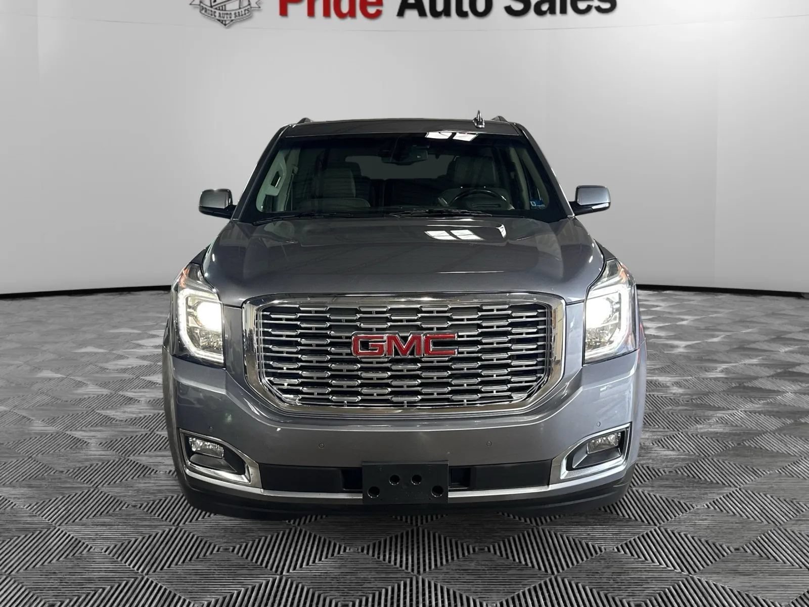 Used 2018 GMC Yukon Denali w/ Denali Ultimate Package AWD/4WD image 2
