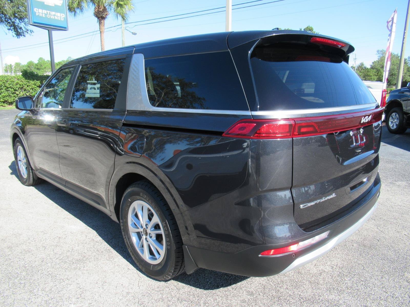 Used 2022 Kia Carnival LX FWD image 8