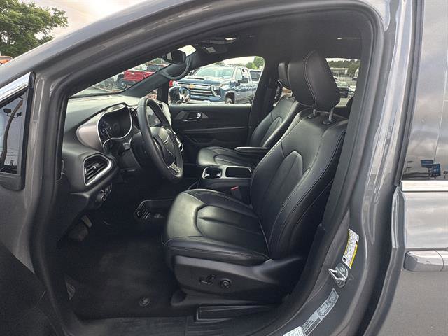 Used 2025 Chrysler Pacifica Select FWD image 13