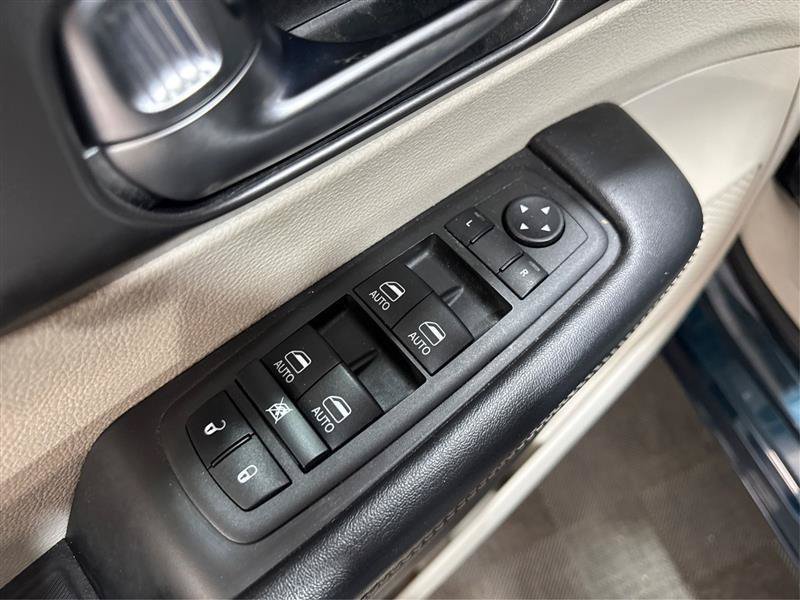 Used 2023 Chrysler Pacifica Touring-L w/ Uconnect Theater Family Group FWD image 35