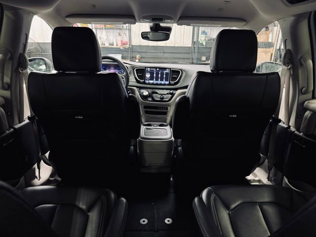 Used 2023 Chrysler Pacifica Touring-L FWD image 23