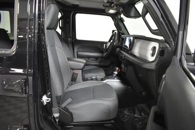 Used 2025 Jeep Wrangler Unlimited Sahara AWD/4WD image 35