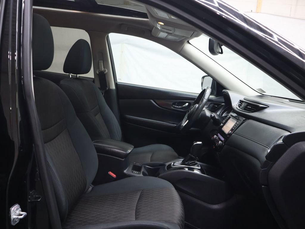 Used 2017 Nissan Rogue SV AWD/4WD image 10