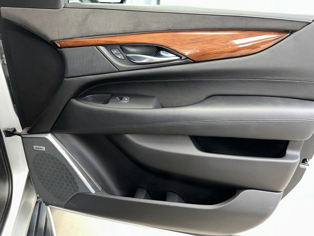 Used 2016 Cadillac Escalade ESV Luxury image 40