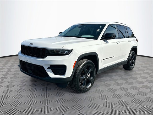 Used 2023 Jeep Grand Cherokee Altitude image 3