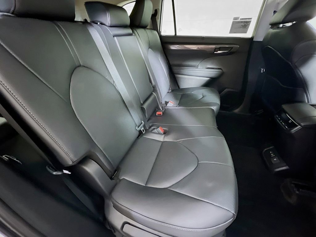 Certified 2025 Toyota Highlander Limited AWD/4WD image 24