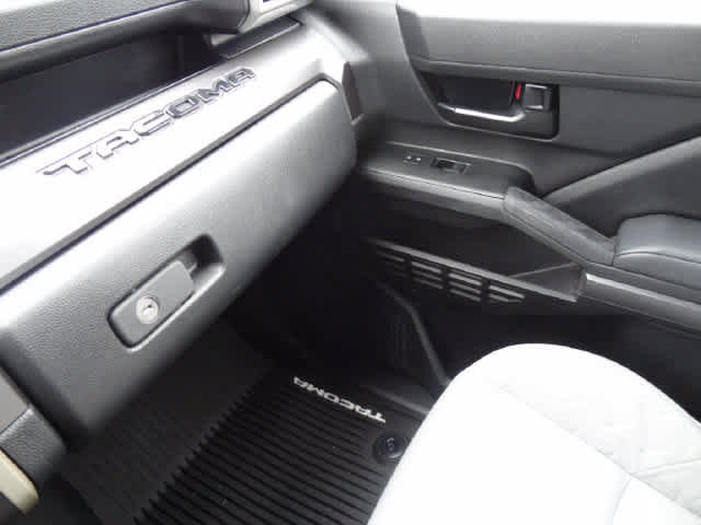 Used 2025 Toyota Tacoma SR5 AWD/4WD image 29