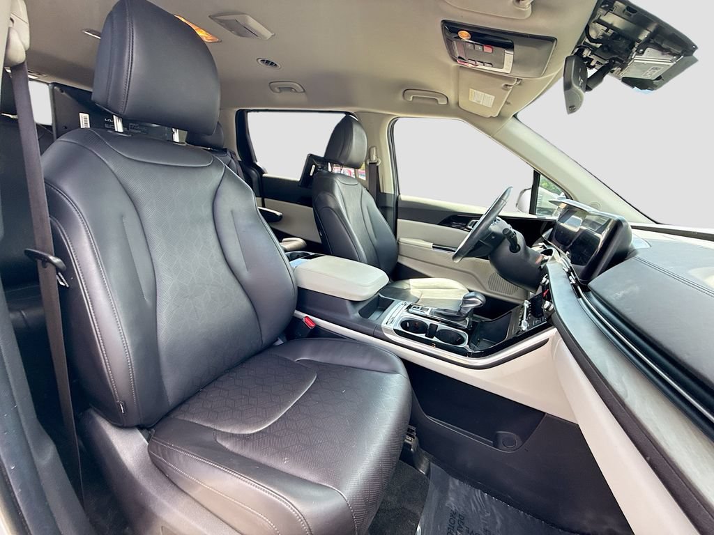 Used 2024 Kia Carnival FWD image 16