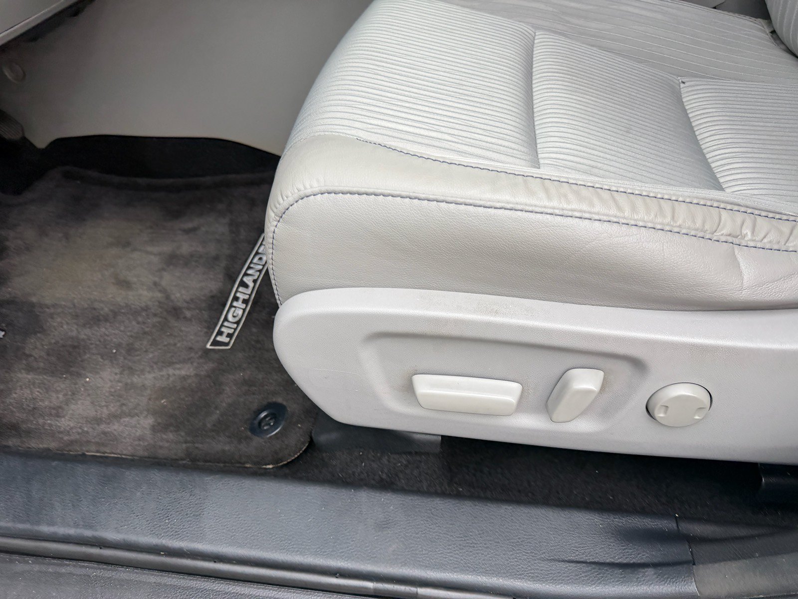 Used 2017 Toyota Highlander Plus w/ Carpet Mat Package FWD image 24