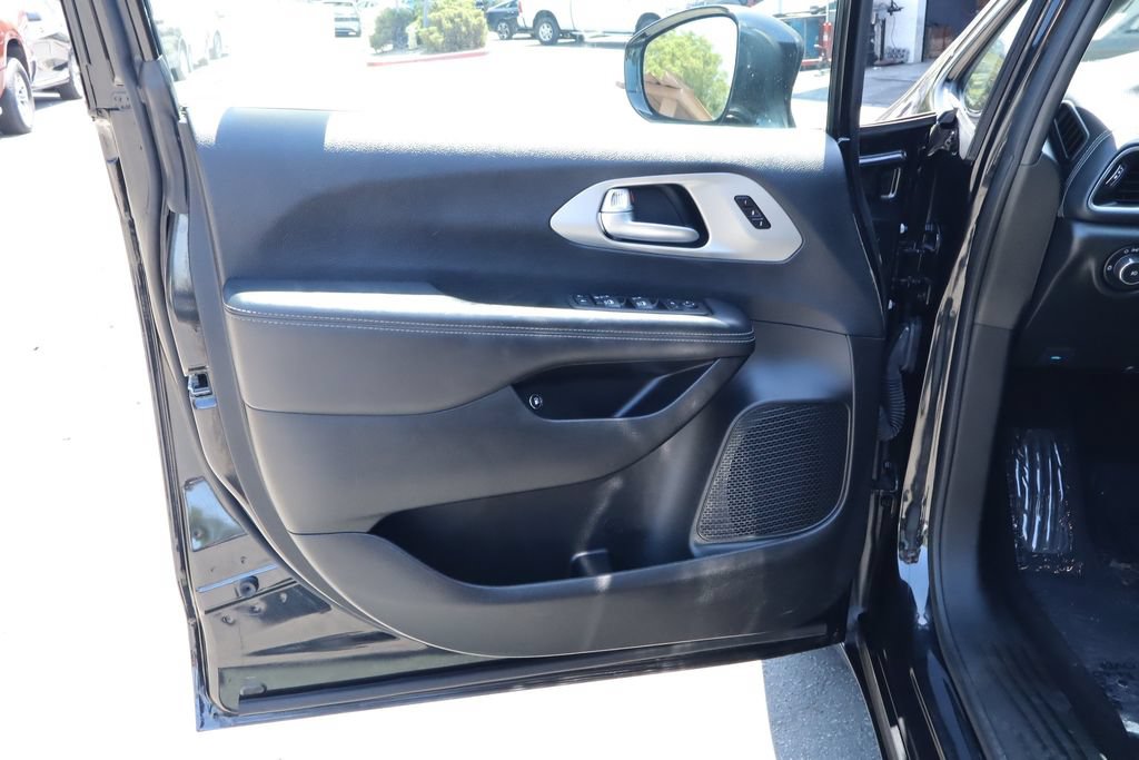 Used 2024 Chrysler Pacifica Premium FWD image 18