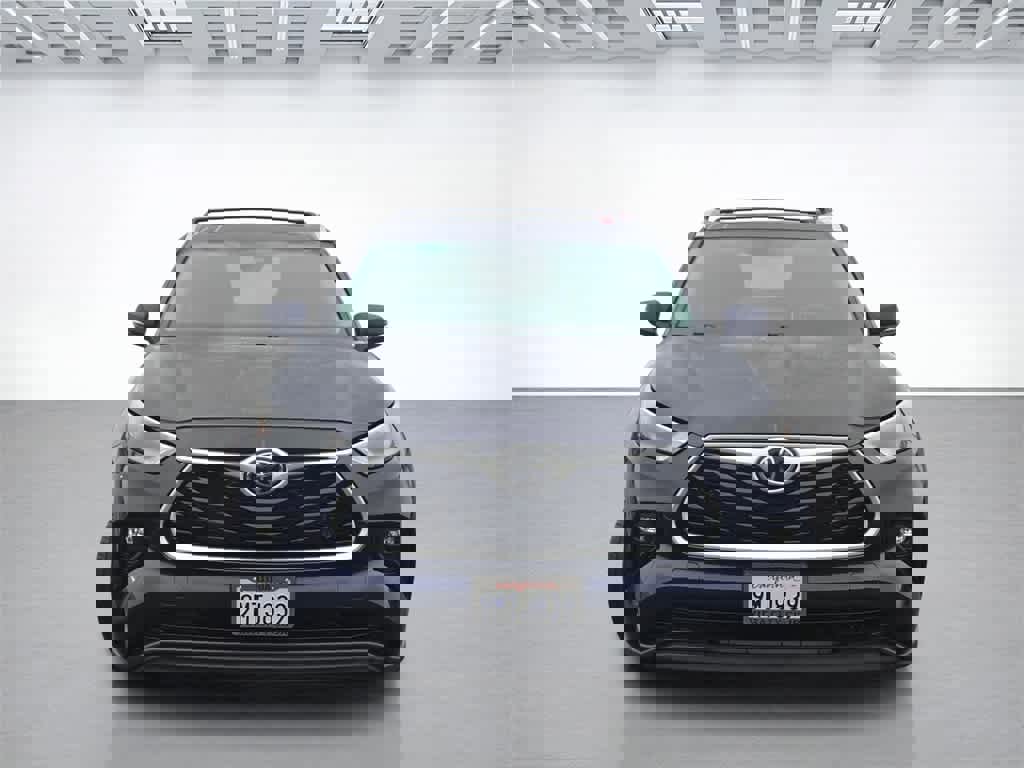 Used 2023 Toyota Highlander XLE image 2