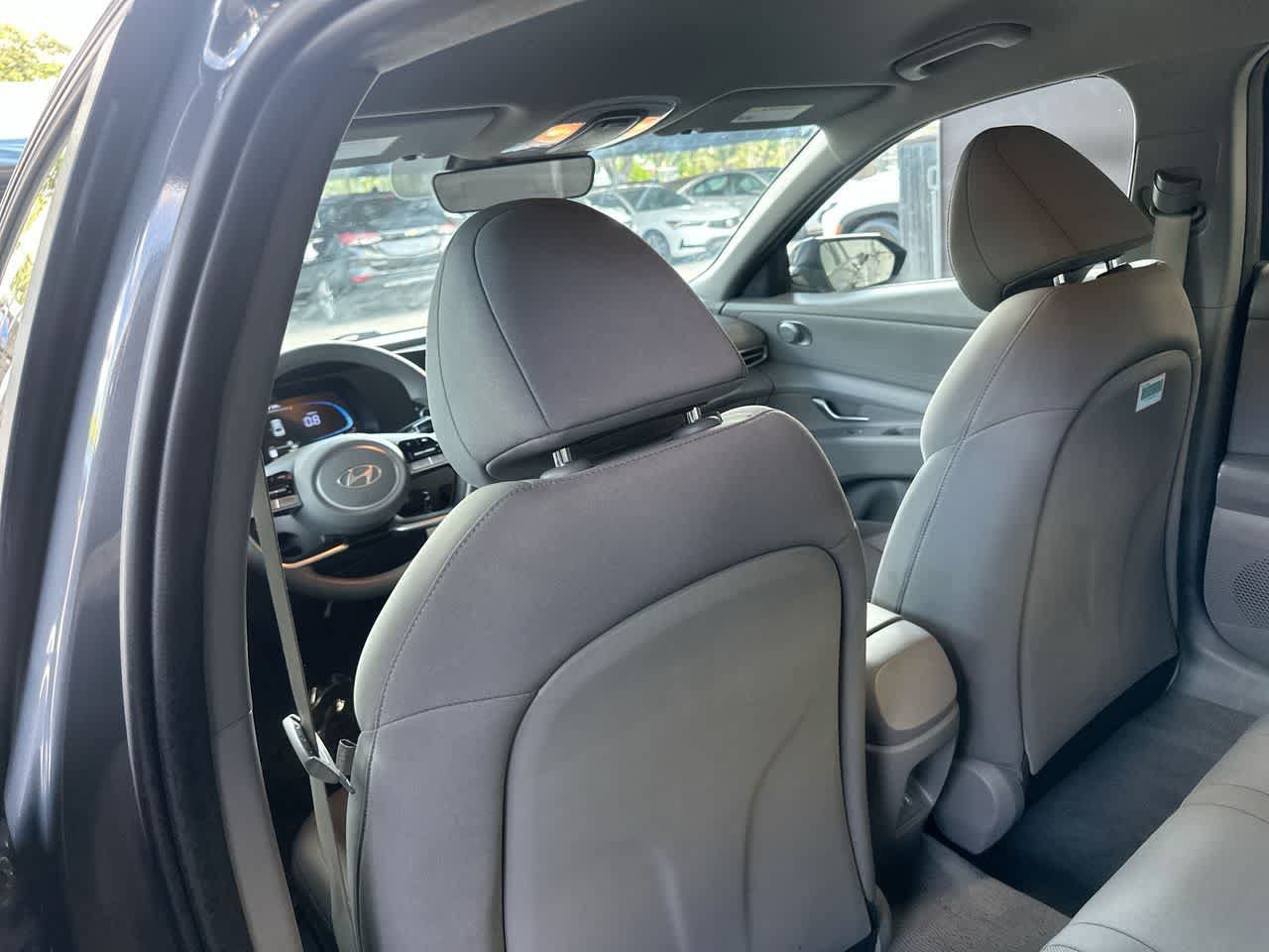 Used 2025 Hyundai Elantra SE FWD image 23