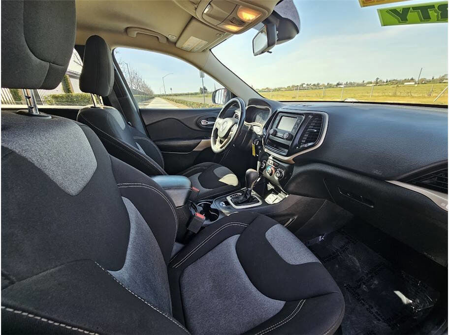 Used 2018 Jeep Cherokee Latitude w/ Altitude Package image 12