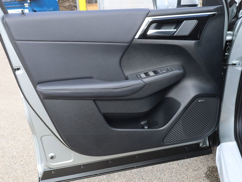 New 2025 Mitsubishi Outlander SE image 34