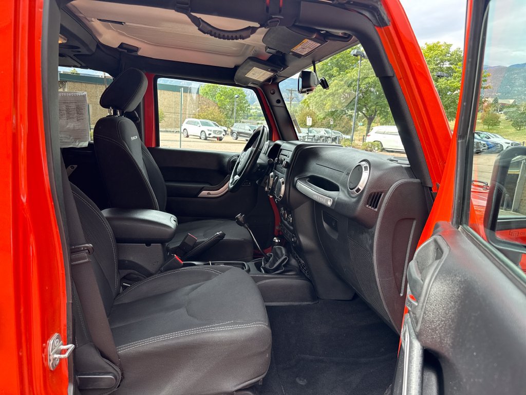 Used 2015 Jeep Wrangler Unlimited Rubicon w/ Connectivity Group AWD/4WD image 29