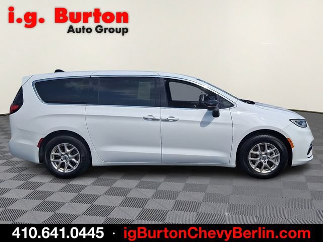 Used 2025 Chrysler Pacifica Select FWD image 7