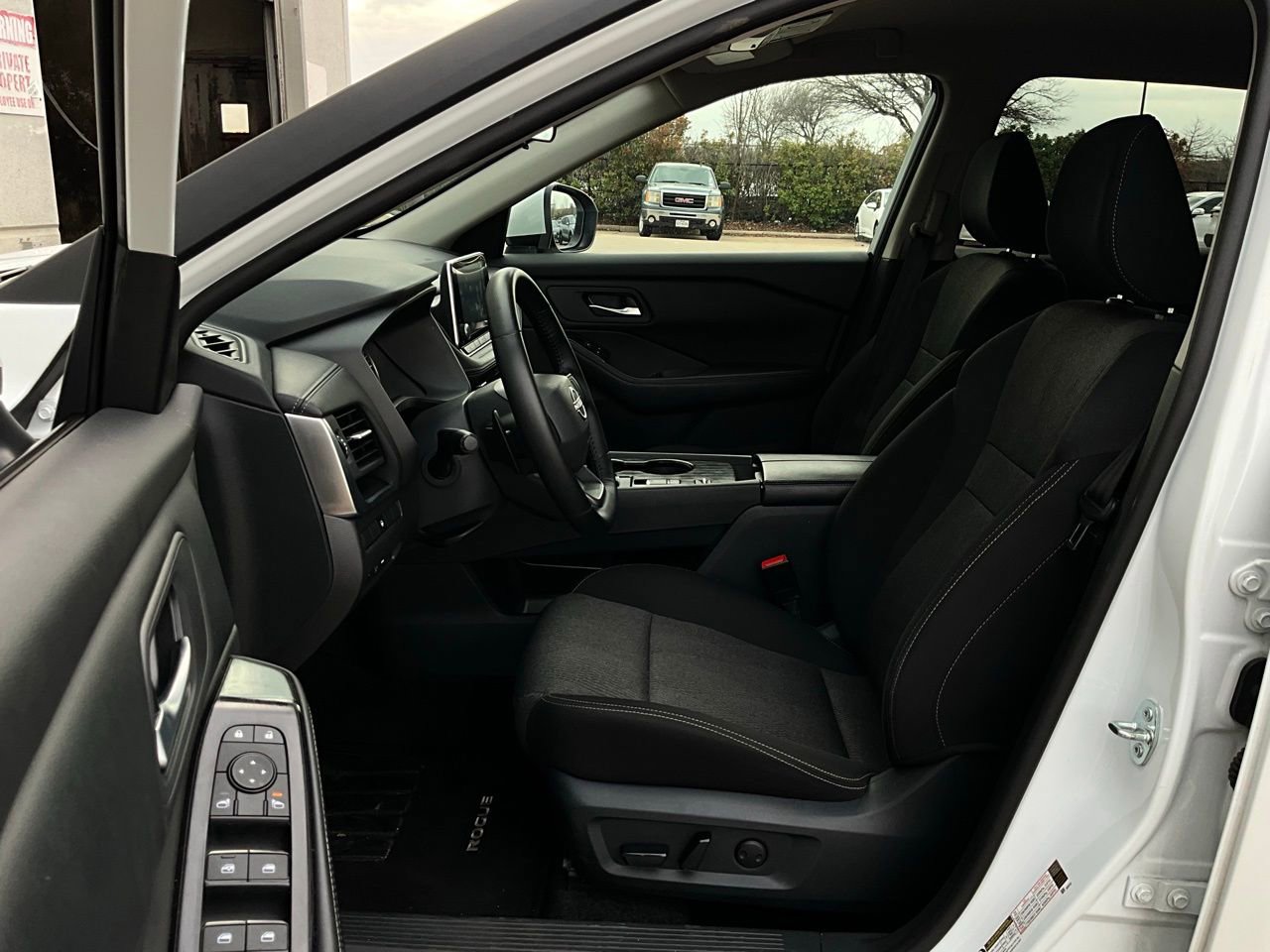 Used 2025 Nissan Rogue SV image 10