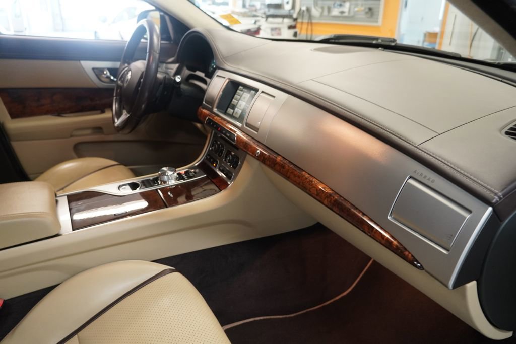 Used 2012 Jaguar XF Portfolio image 28