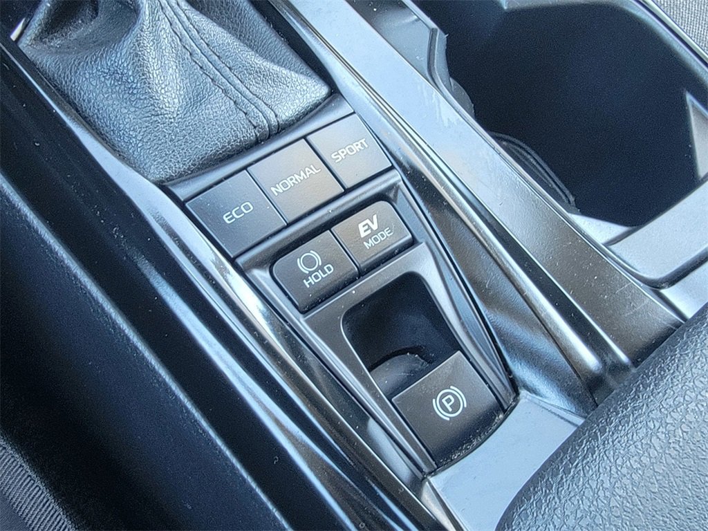 Used 2025 Toyota Camry LE image 30