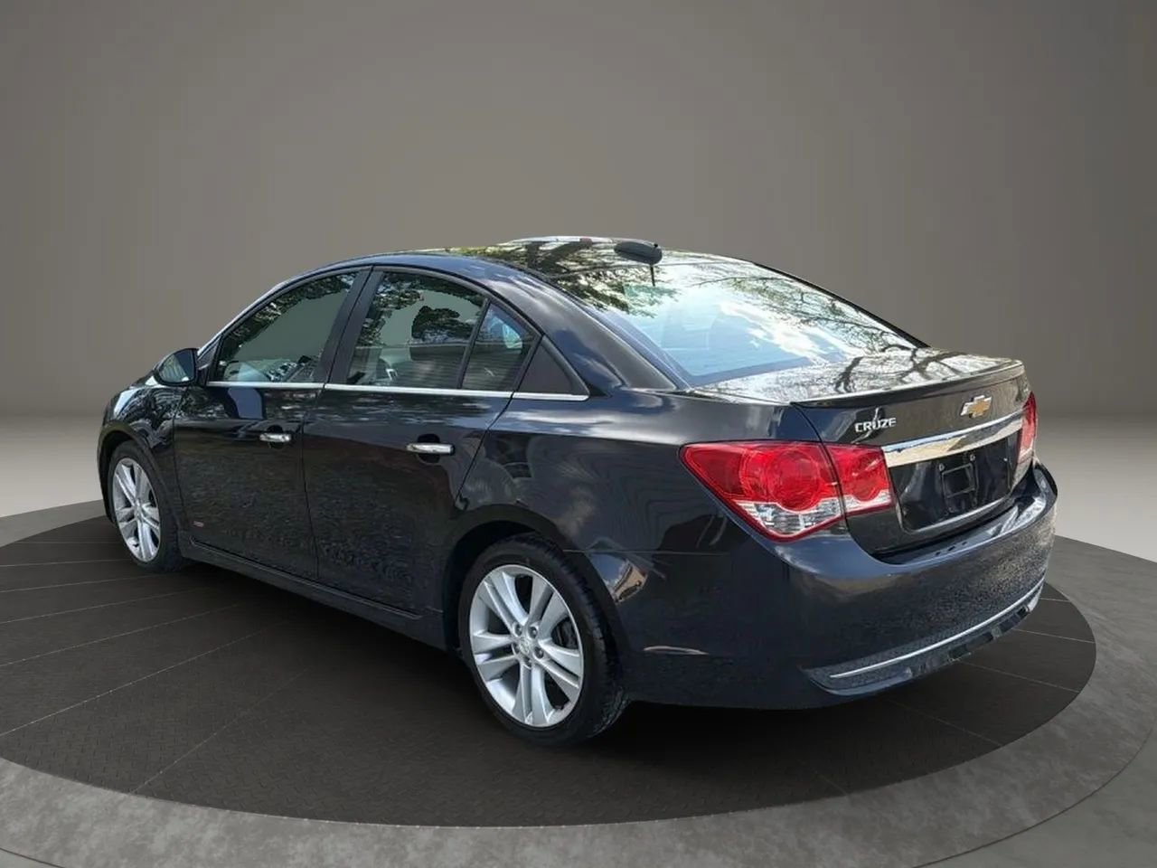 Used 2015 Chevrolet Cruze LTZ w/ Sun, Sound and Sport Package FWD image 6