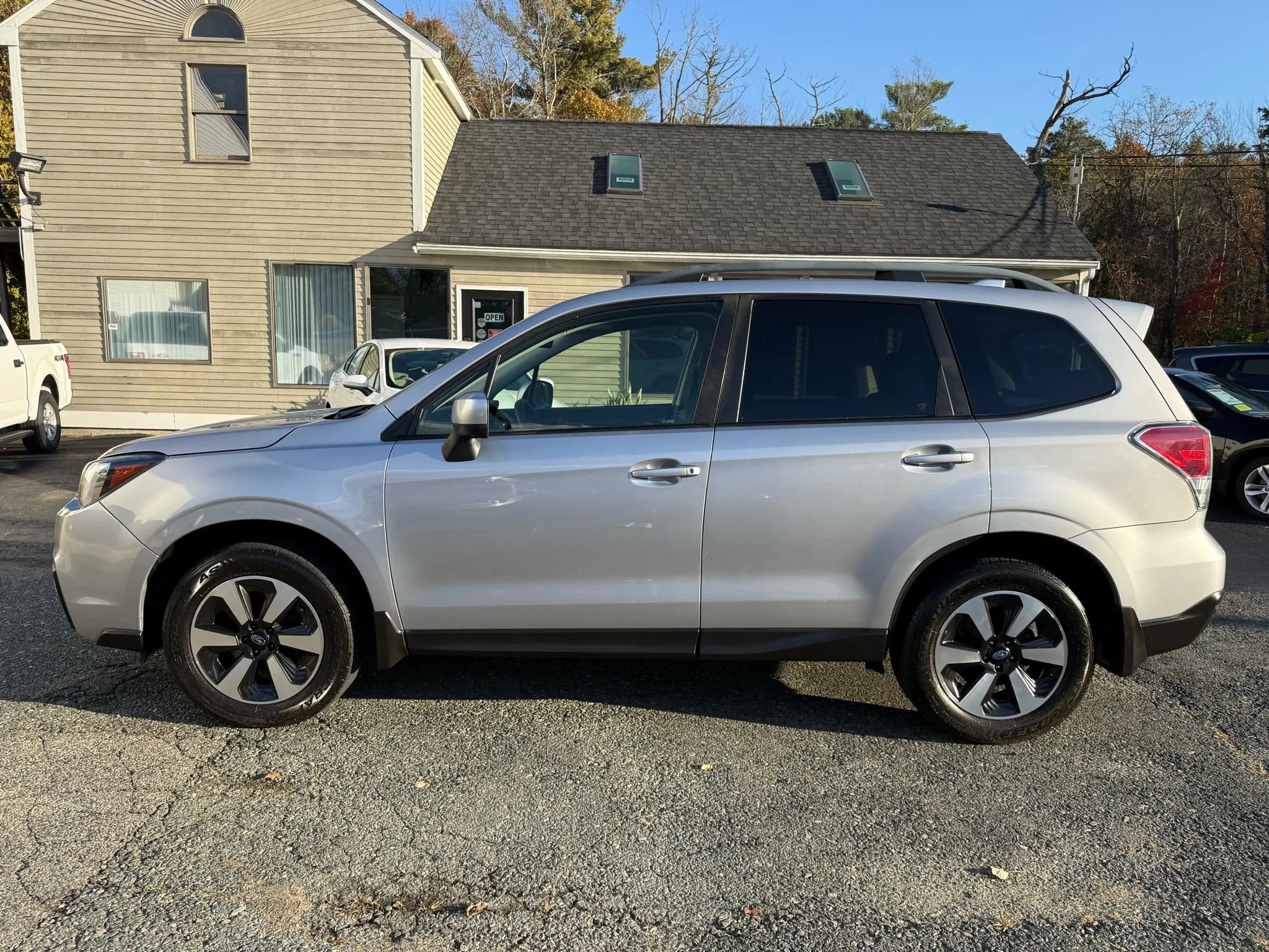 Used 2017 Subaru Forester 2.5i Premium w/ All-Weather Package image 4