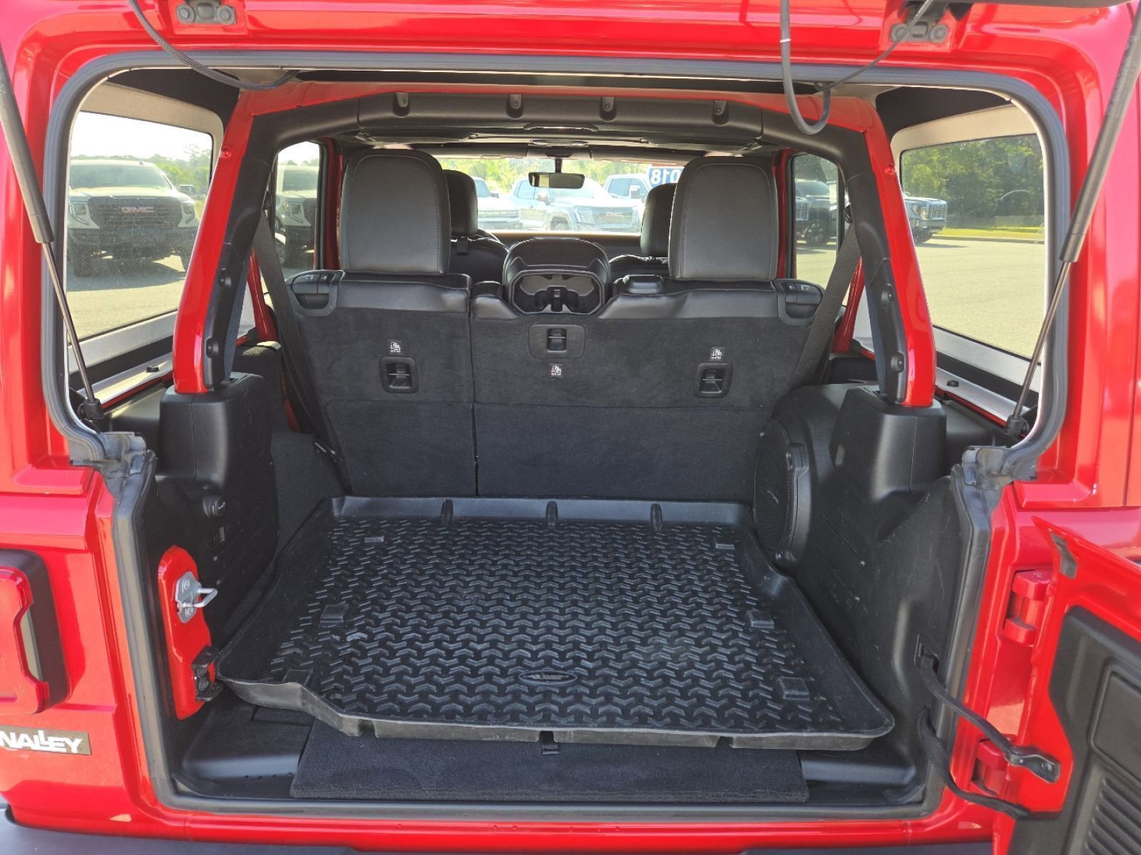 Used 2018 Jeep Wrangler Unlimited Sahara image 21