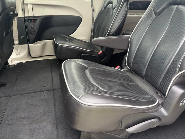 Used 2023 Chrysler Pacifica Limited FWD image 13