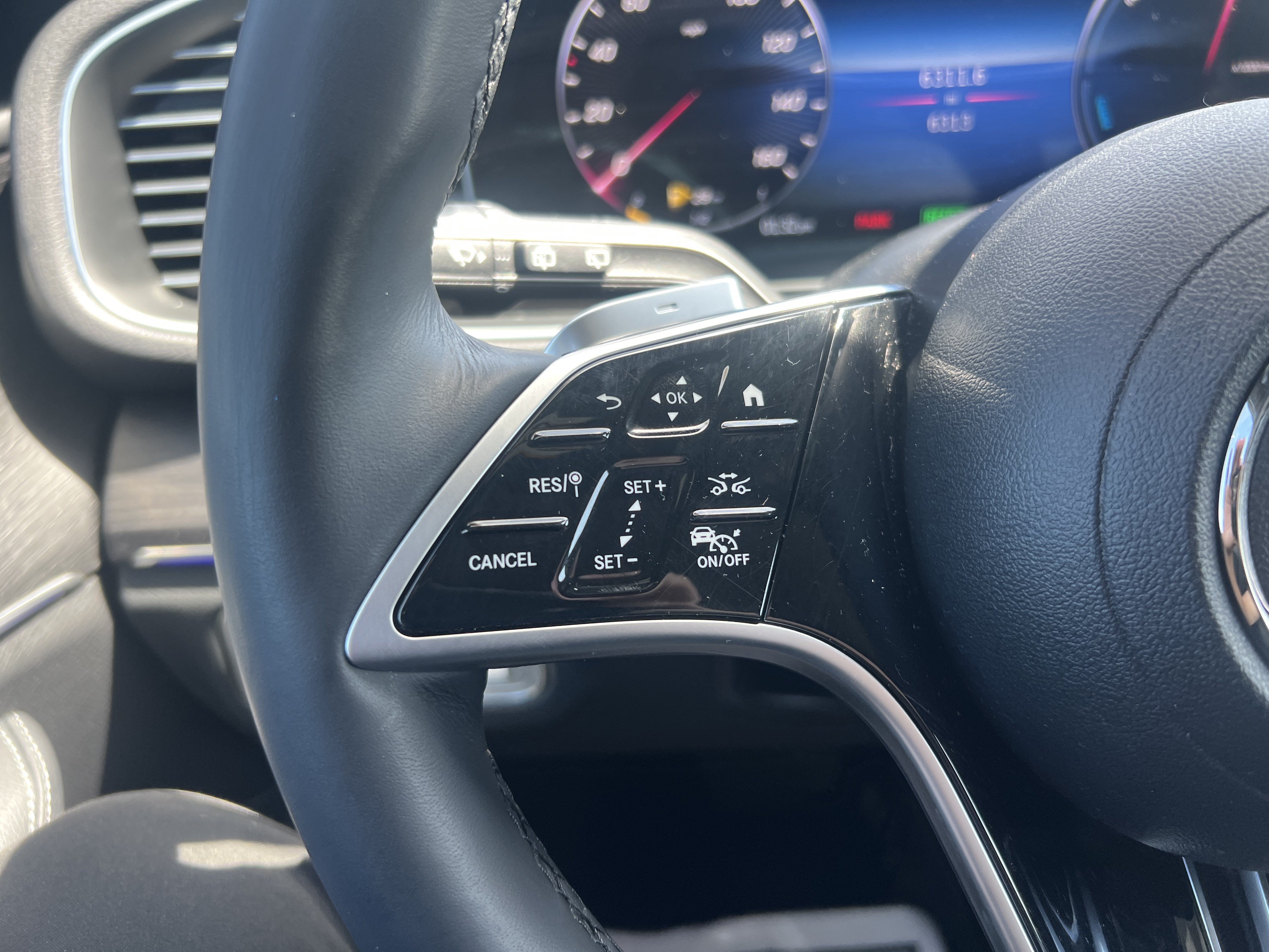 Certified 2025 Mercedes-Benz GLE 450e 4MATIC w/ Driver Assistance Package image 19