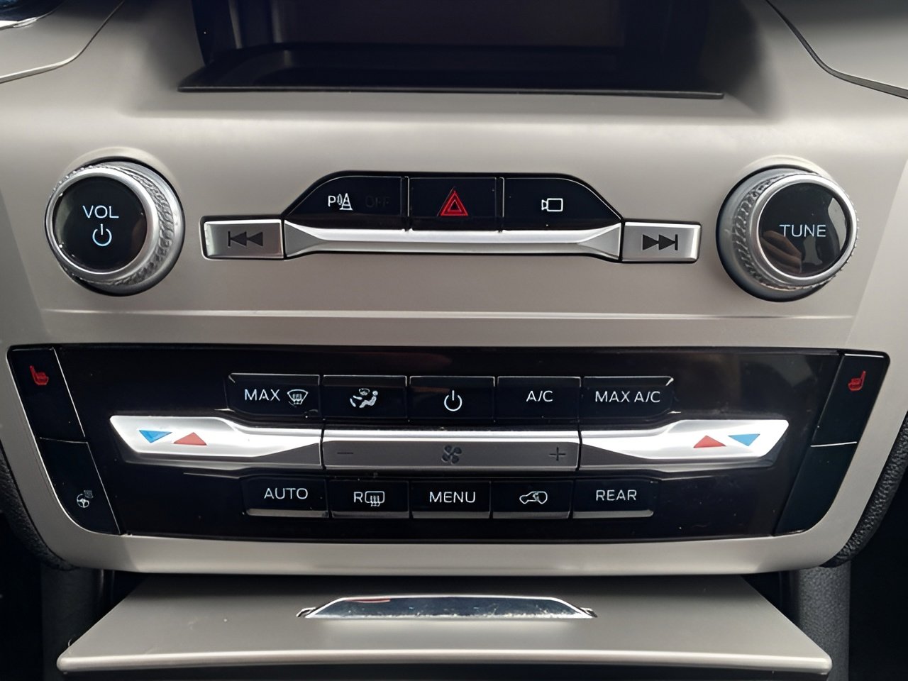 Used 2023 Ford Explorer XLT w/ Equipment Group 202A image 21