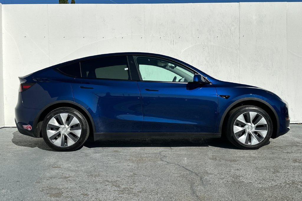 Used 2023 Tesla Model Y 2WD image 2