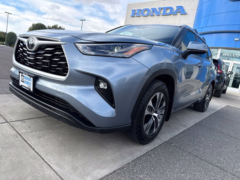 Used 2024 Toyota Highlander XLE AWD/4WD image 16
