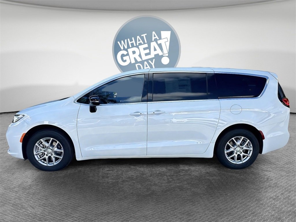 New 2026 Chrysler Pacifica Select image 3