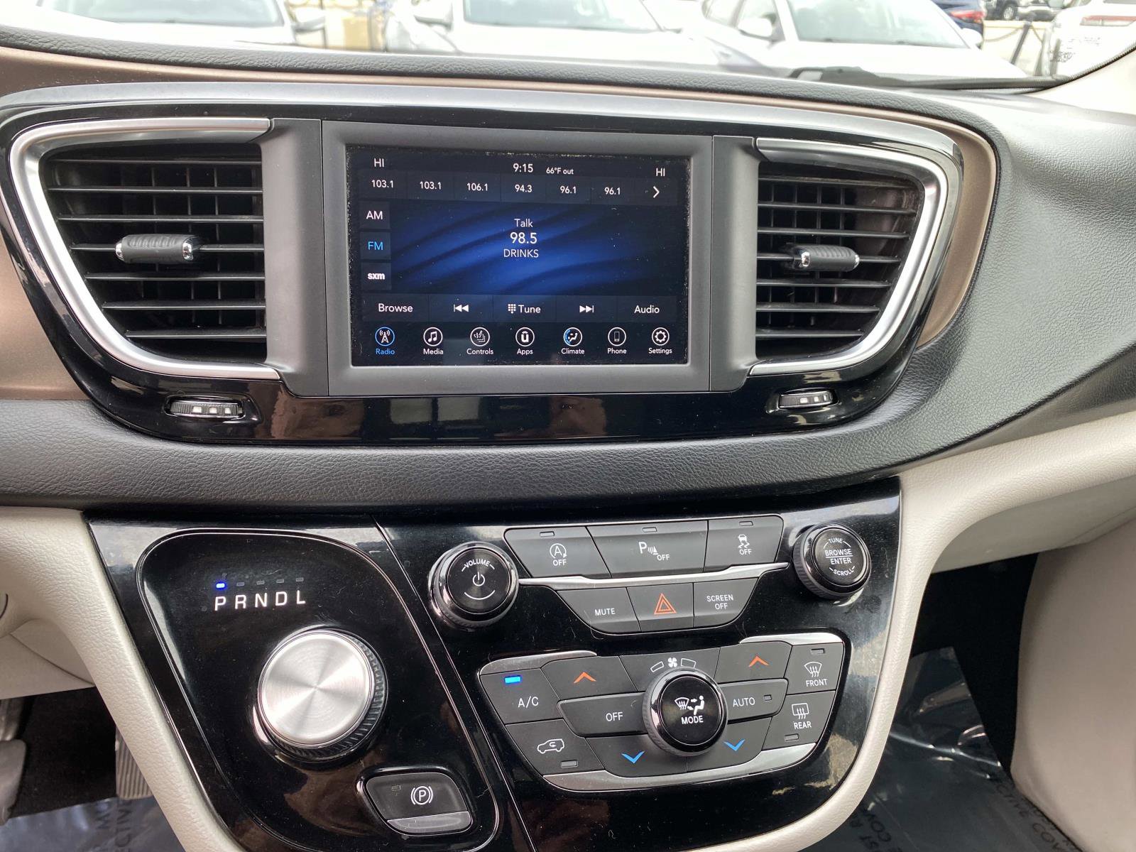Used 2019 Chrysler Pacifica Touring-L FWD image 10