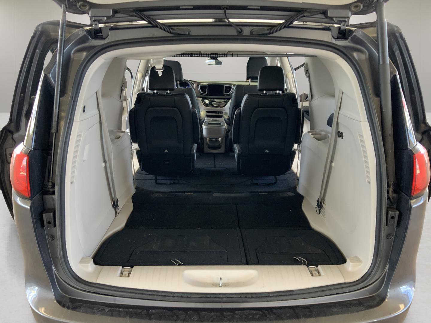 Used 2017 Chrysler Pacifica Touring-L FWD image 11