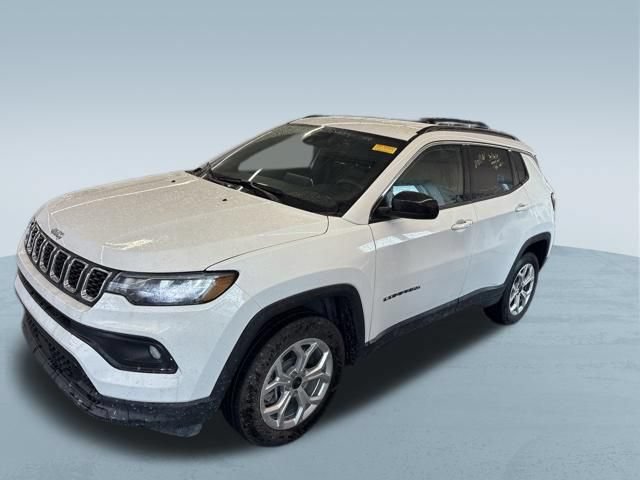 Used 2025 Jeep Compass Latitude AWD/4WD image 4