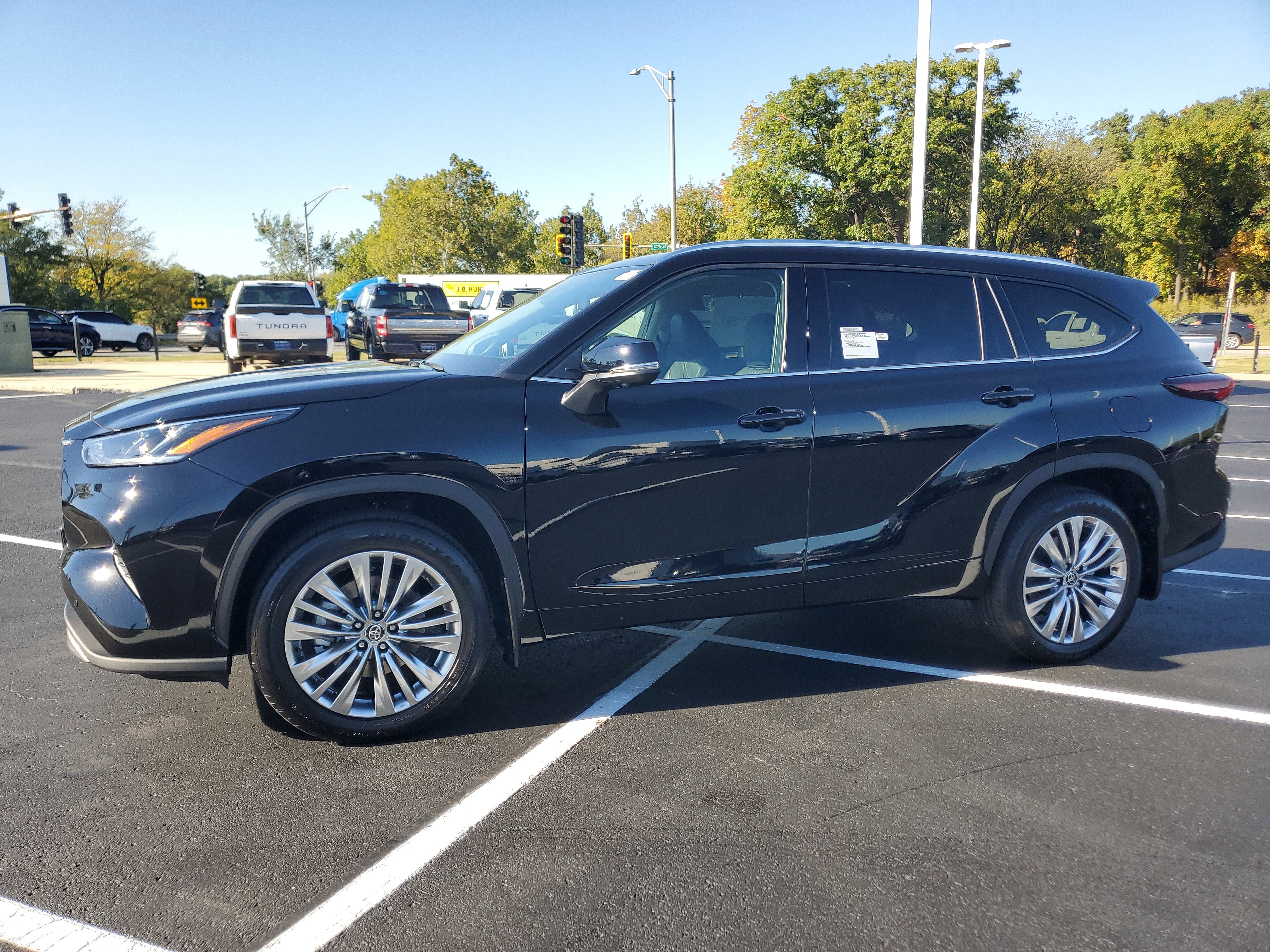 New 2025 Toyota Highlander Platinum image 3